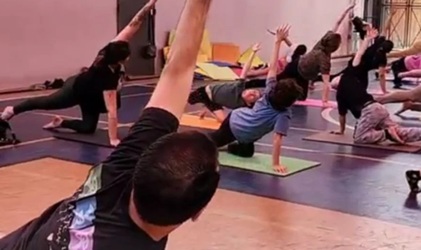 Turma de Yoga praticando